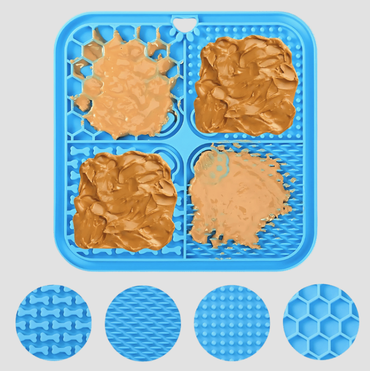 Tapis de léchage bleu non toxique pour chien avec quatre sections texturées pour étaler des friandises, conçu pour soulager le stress et favoriser l'engagement.